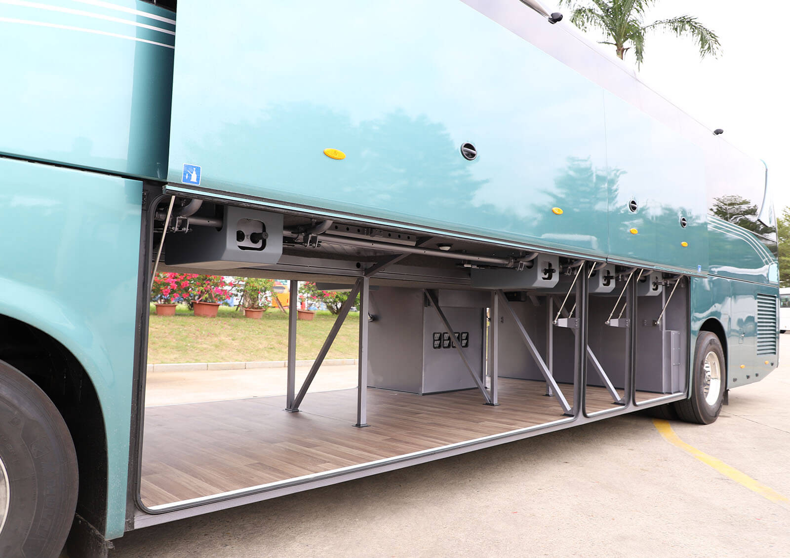 model highlights image 3